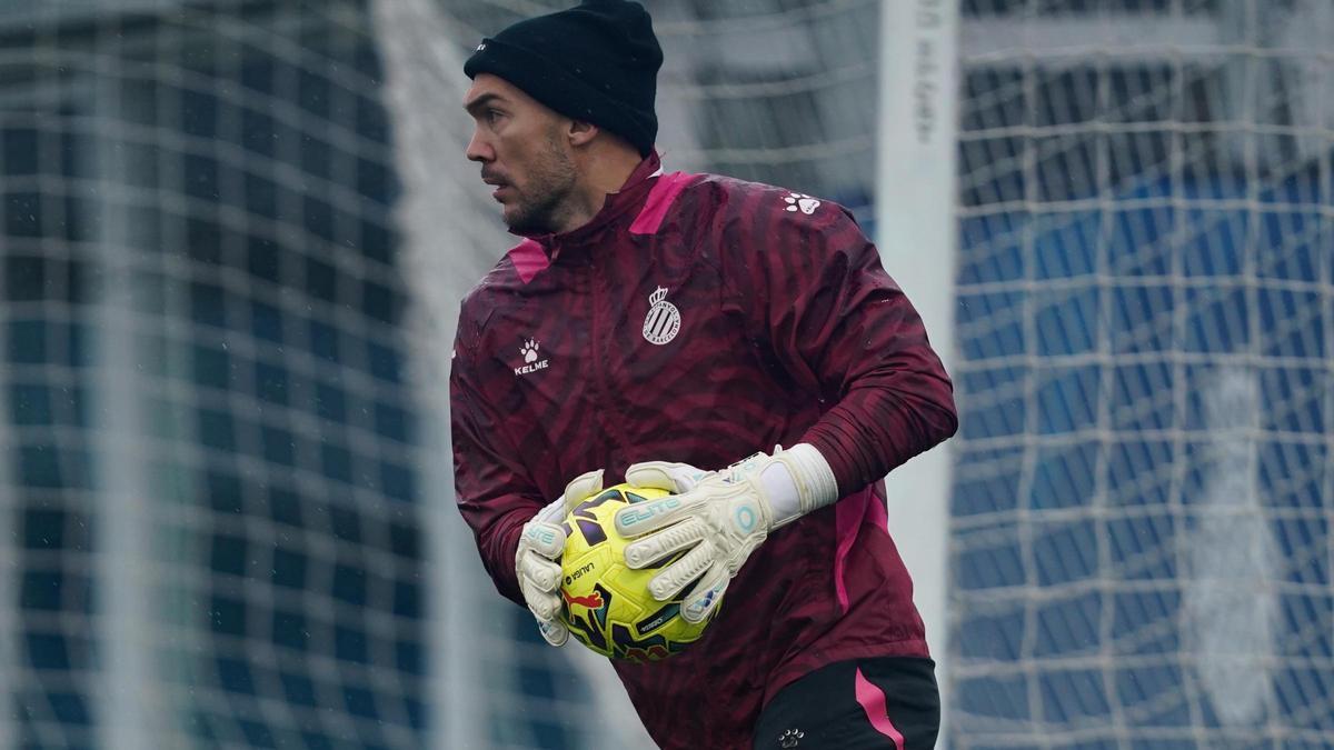 Dmitrovic, en el entranamiento de este martes del Espanyol en Sant Adrià.