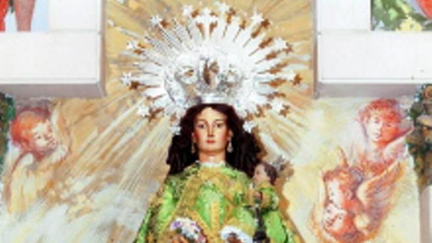 La Virgen del Rosario saldrá en procesión  el domingo con nuevo manto y vestido