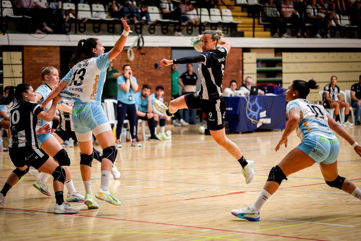 Silvia Arderius durante el encuentro de este domingo ante el Atlético Guardés.