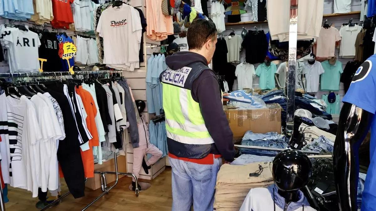 Un registro policial de ropa de marca falsificada en un comercio de Murcia.
