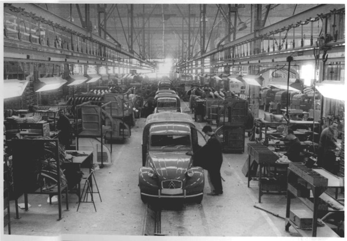 La furgoneta AZU, versión derivada del 2CV, marcó el inicio de la producción de Citroën en Vigo
