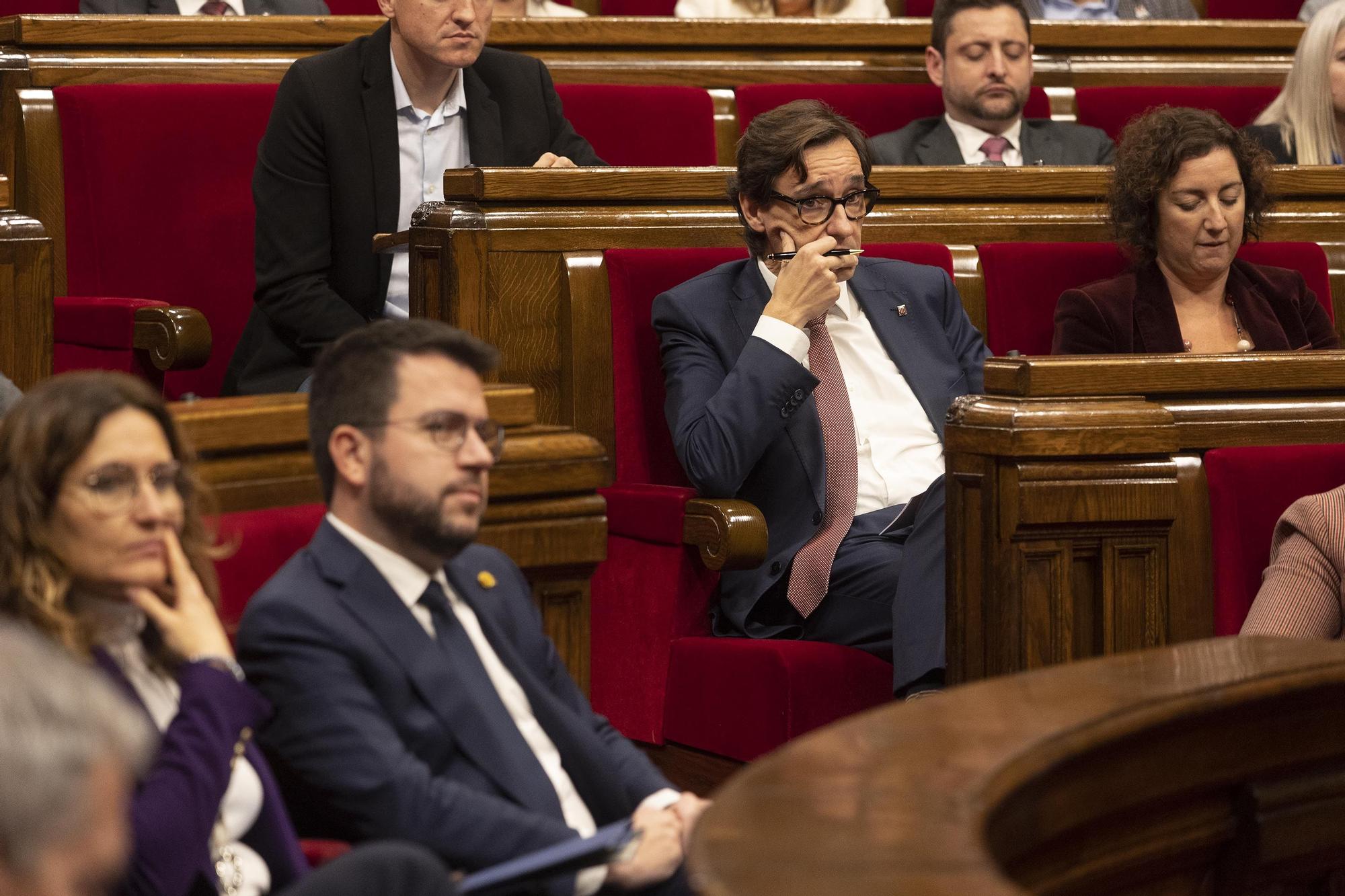 El 'president' Pere Aragonès, y el líder del PSC, Salvador Illa, en un pleno del Parlament