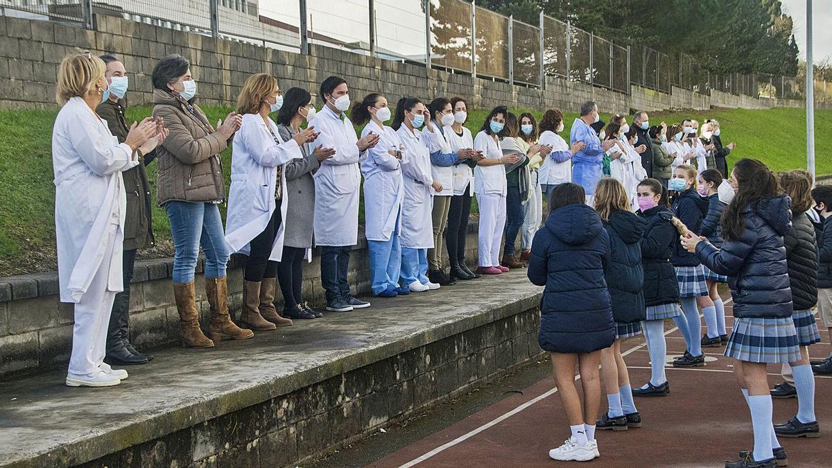 El alumnado del San Fernando canta villancicos a los sanitarios  |