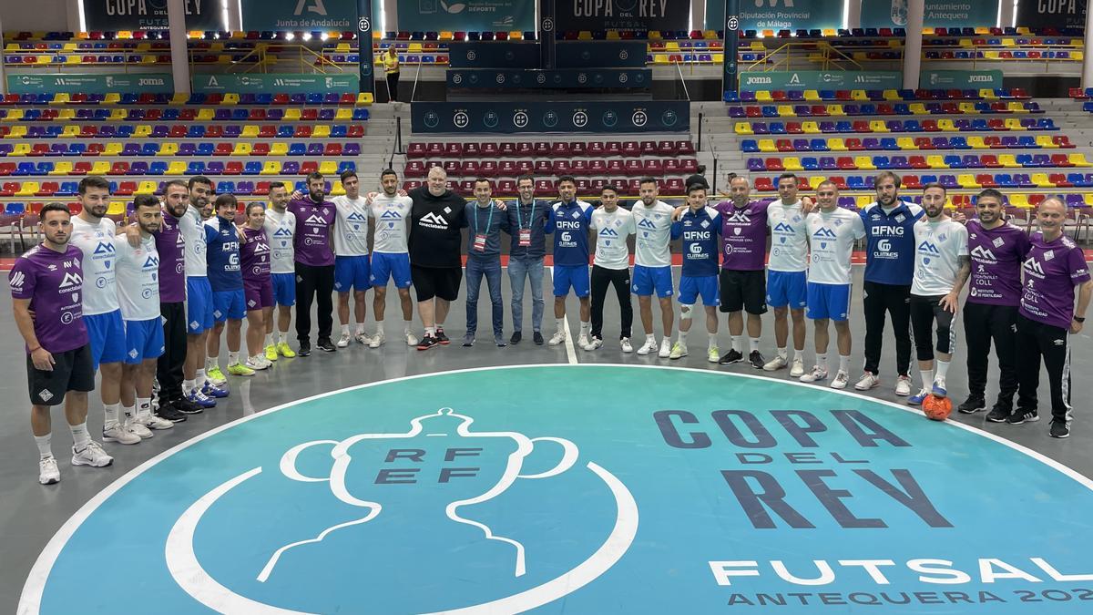 La plantilla, cuerpo técnico y los patrocinadores de ConectaBalear posan en Antequera tras el entrenamiento.