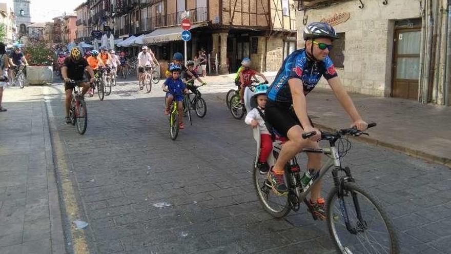 Aficionados a la bicicleta recorren la ciudad durante la marcha cicloturista