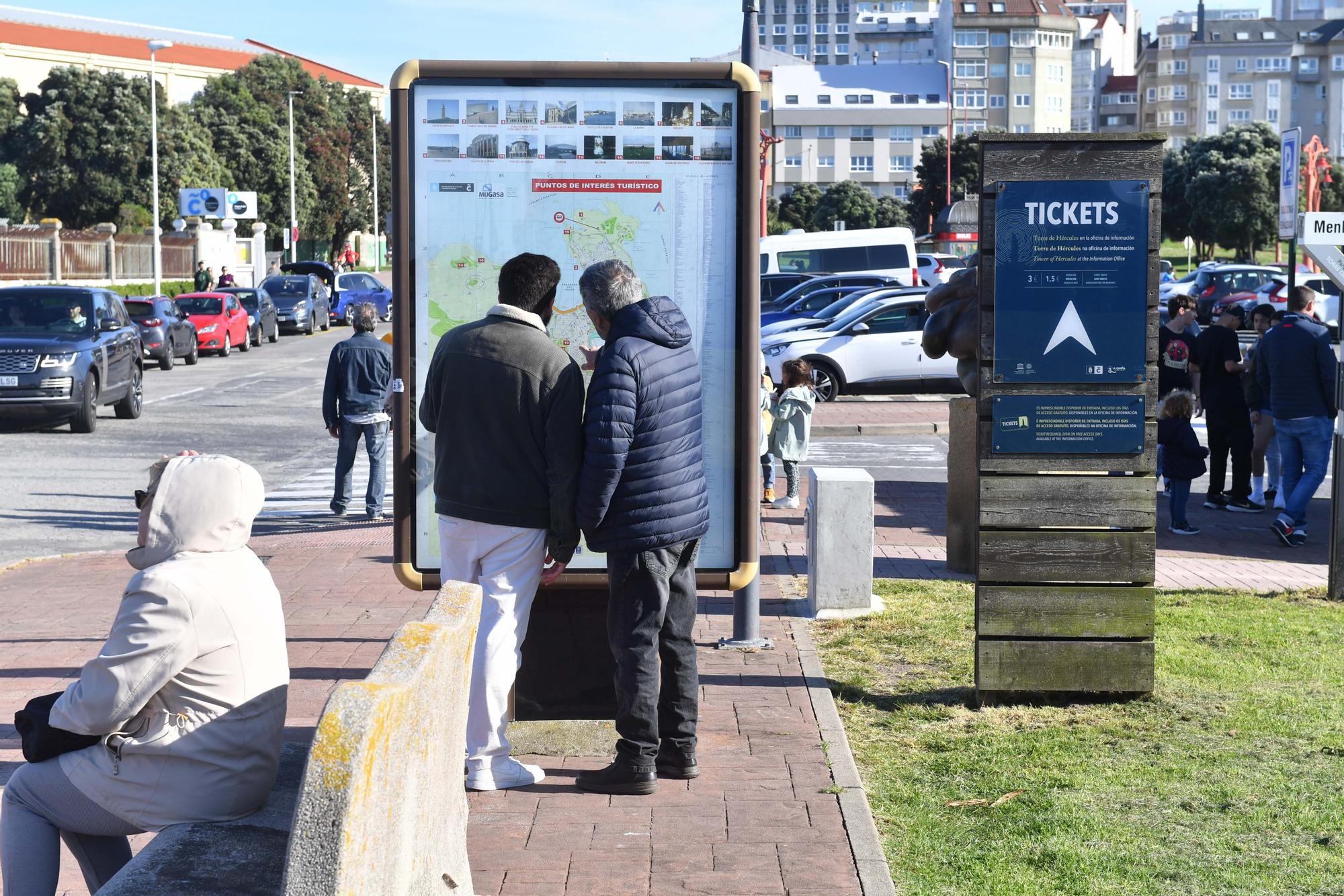 Semana Santa en A Coruña: turistas en la Torre de Hércules