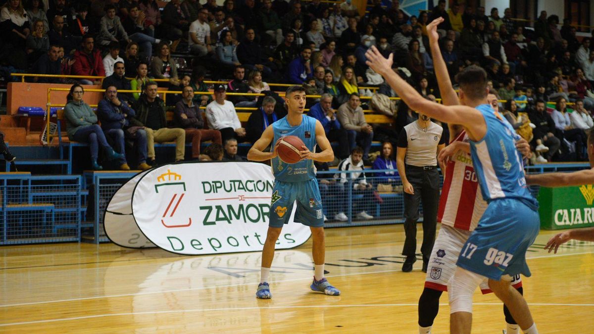 Marín busca un compañero al que pasarle el balón ante UDEA Algeciras.