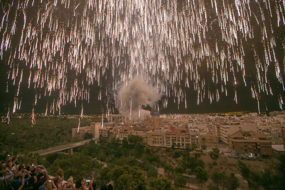 La Palmera de la Virgen ha hecho que la noche se convierta en día, en el cierre de la Nit de l''Albà