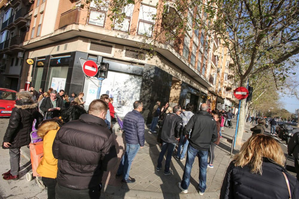 Largas colas en el Mercadona de San Blas y en el Carrefour de Sant Joan por el temor al coronavirus en Alicante