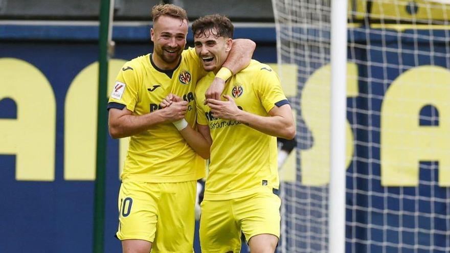 Ontiveros y Álex Forés celebran el gol del delantero valenciano.