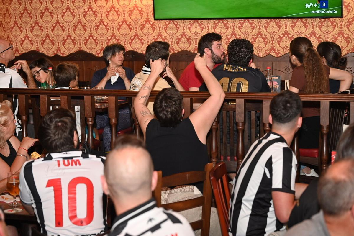 Los aficionados del CD Castellón siguen el partido contra el Almería en los bares de la ciudad