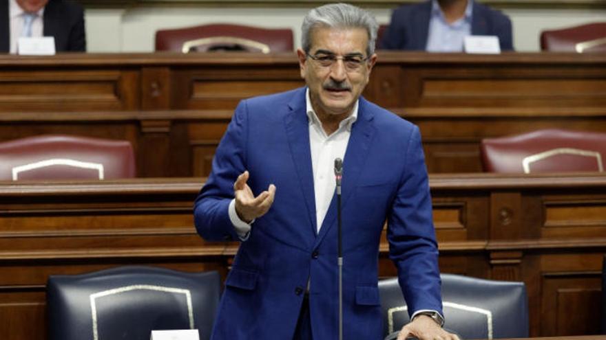 El vicepresidente del Gobierno de Canarias, Román Rodríguez, en el pleno del Parlamento.