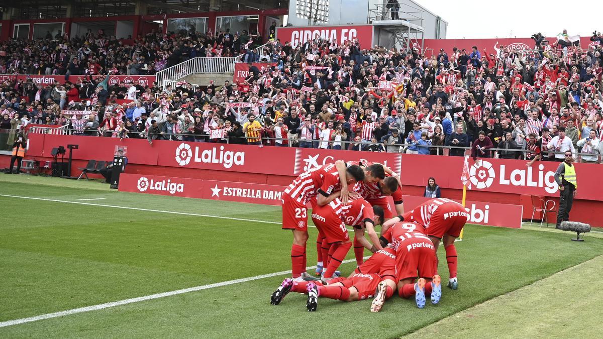 Los jugadores del Girona se abrazan celebrando el primer gol