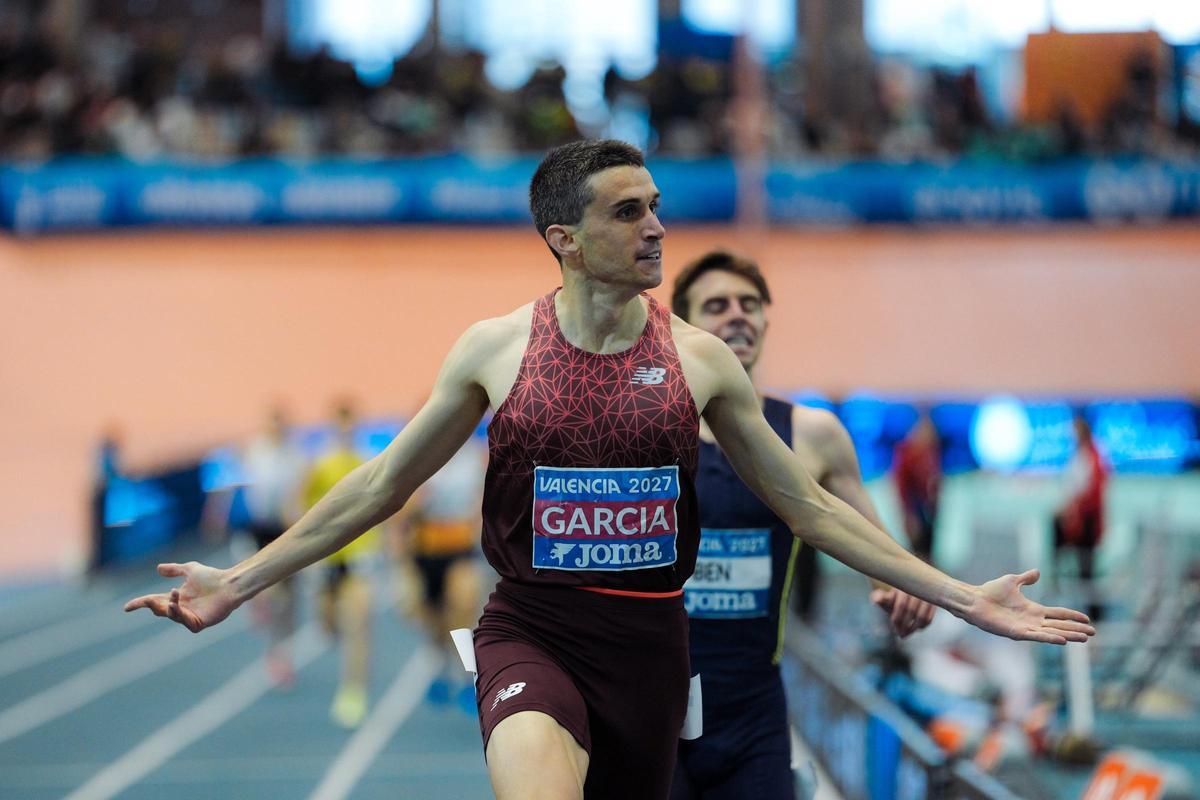 Mariano García entra en meta como ganador de los 1.500 metros en el Campeonato de España de Valencia