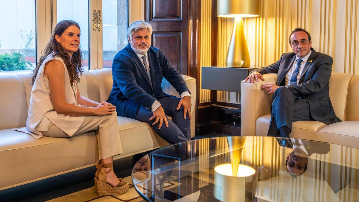 El presidente del Parlament, Josep Rull, junto a Albert Batet y Monica Sales, de Junts, durante la ronda de consultas para investir al socialista Salvador Illa