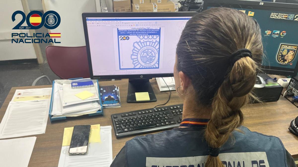 Una agente del Grupo de Delincuencia Económica de la Policía Nacional ante el ordenador.