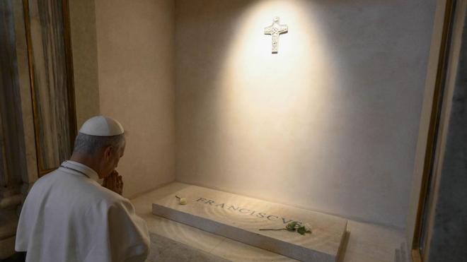 El Papa León XIV visita la tumba de Francisco