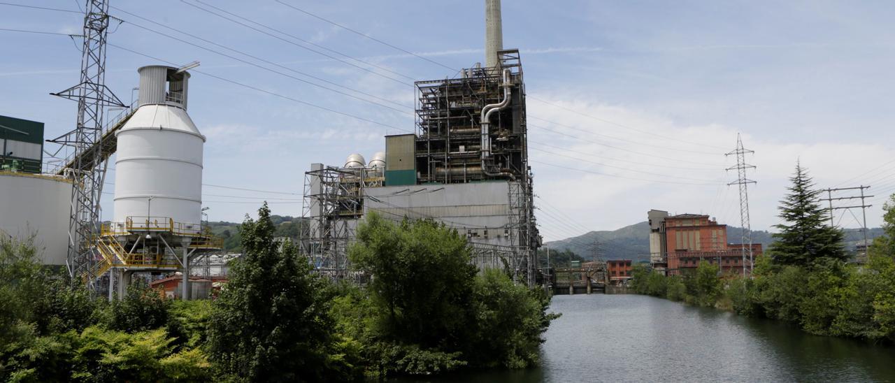 La central térmica de Lada y el río Nalón.