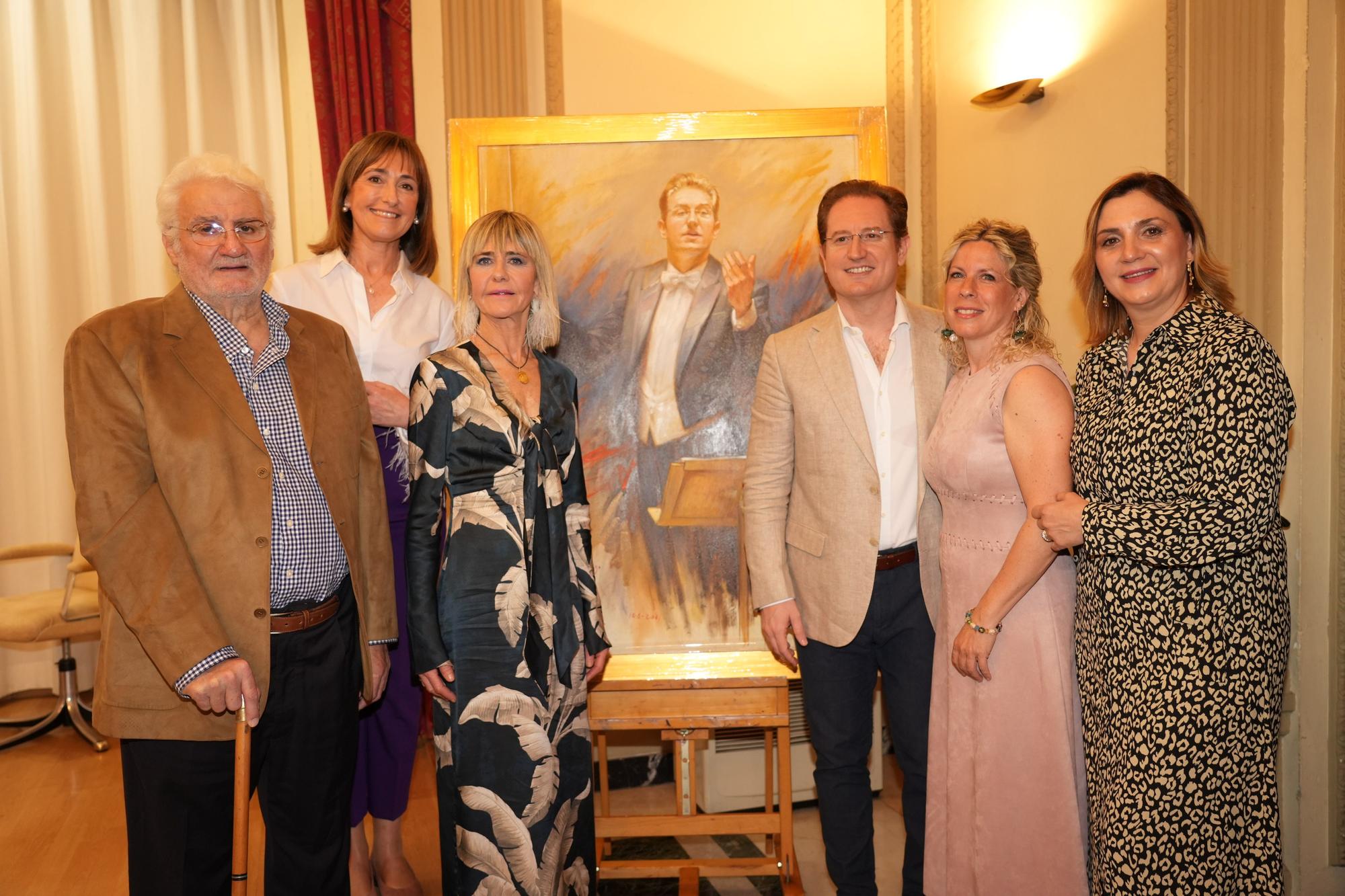 El pintor Forner entrega su retrato al maestro Tebar en el Casino Antiguo de Castelló