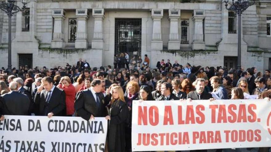 Medio millar de abogados, jueces, procuradores y funcionarios en la protesta ante el TSXG. / alejandro sierra