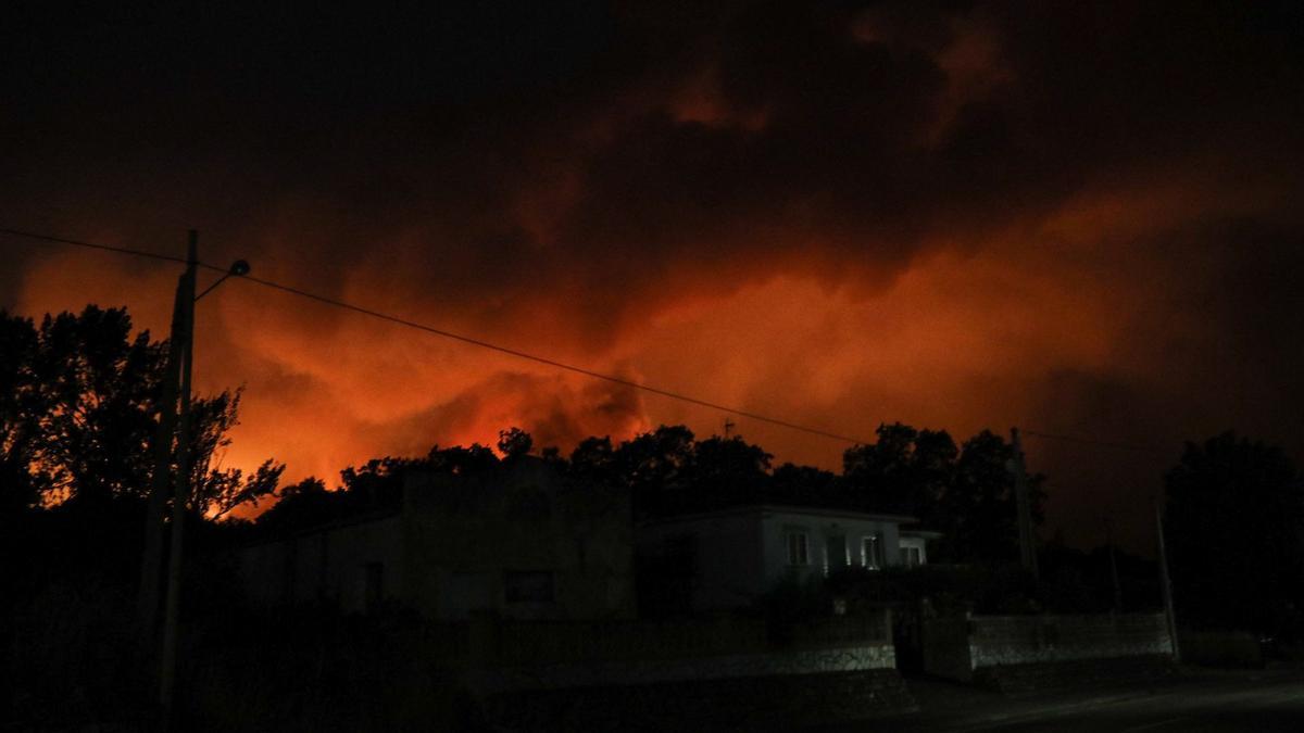 El incendio visto desde Otero de Bodas en la noche del viernes.