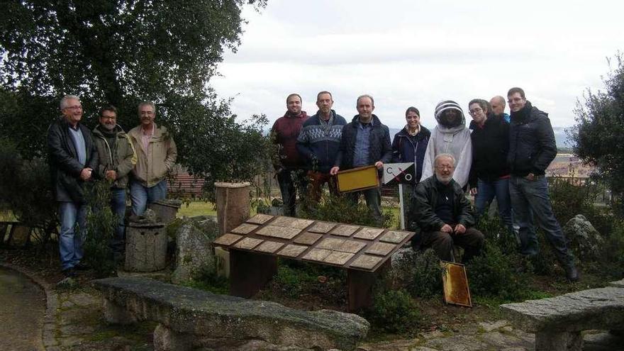 Apicultores asistentes al encuentro de ayer en Fermoselle, en el jardín de la Casa del Parque.