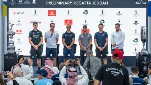 Los patrones de los seis equipos de la Copa América de vela que compiten en Jeddah, en la presentación de la regata preliminar.