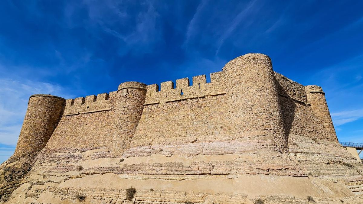 Descubre el castillo de Albacete que te llevará de vuelta a la Edad Media con sus impresionantes murallas