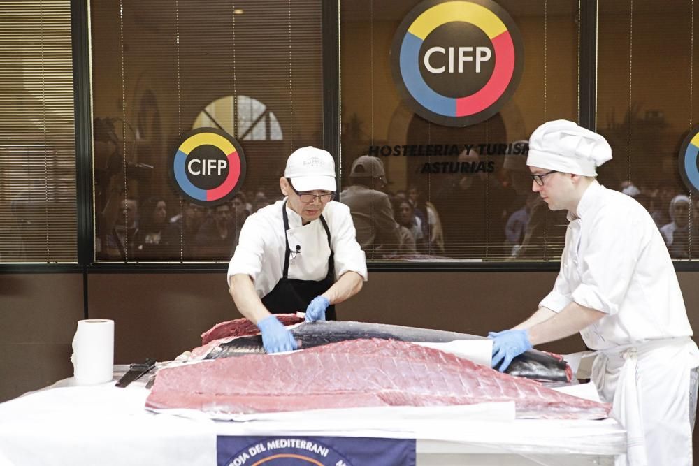 Nacho Manzanos participa en el acto "Hoy cocinamos con...". Los alumnos aprenderán a ronquear un atún rojo.