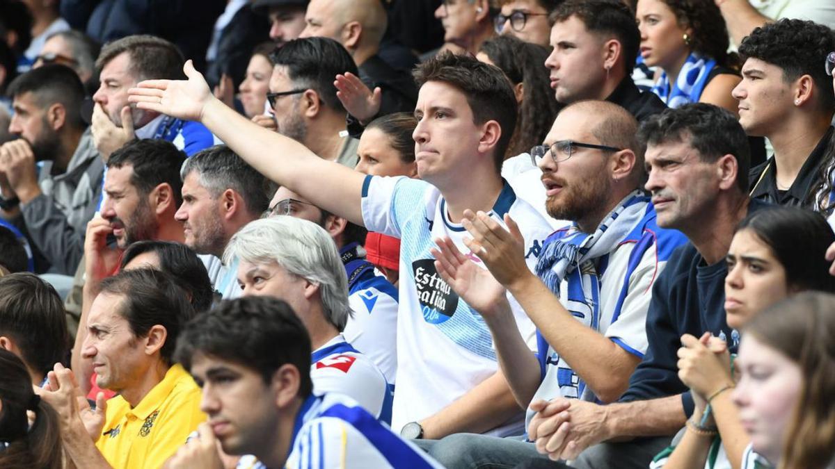 Un aficionado del Deportivo levanta el brazo en una jugada.