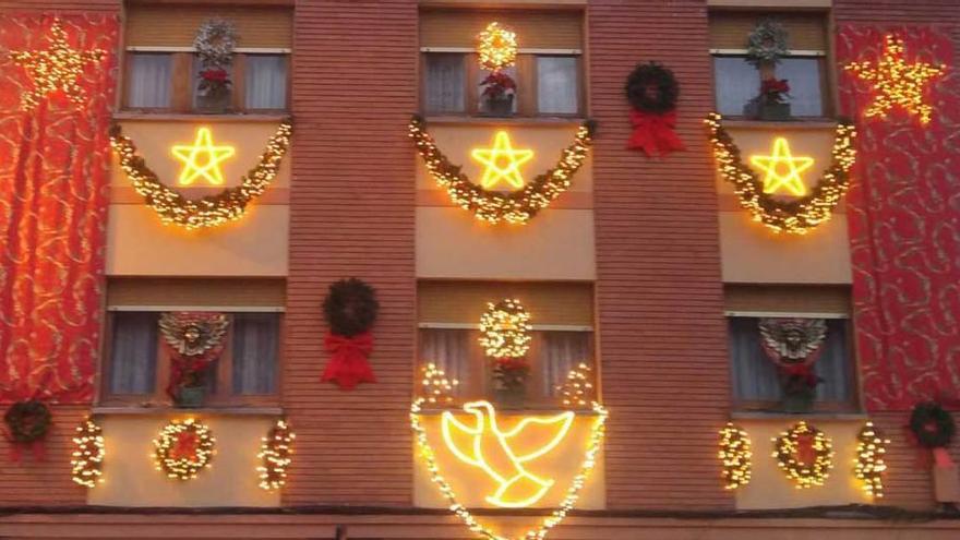 Fachada navideña de la vivienda del cronista de Parres.