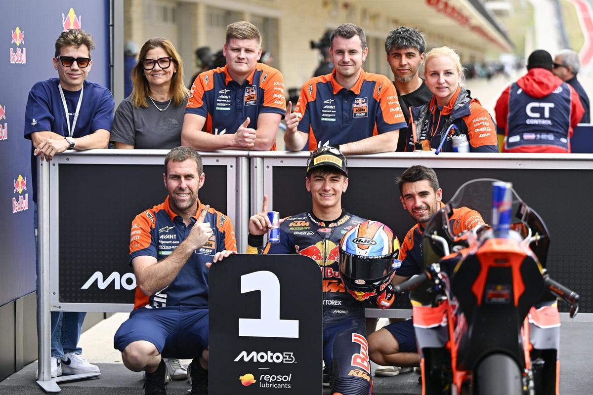 Álvaro Carpe, celebrando con su equipo la pole en el circuito de Austin
