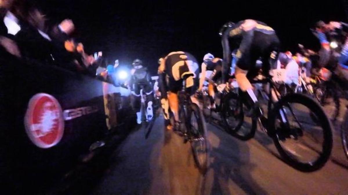 El pelotón de ciclistas de la Red Hook Criterium de Brooklyn, antes de la caída.