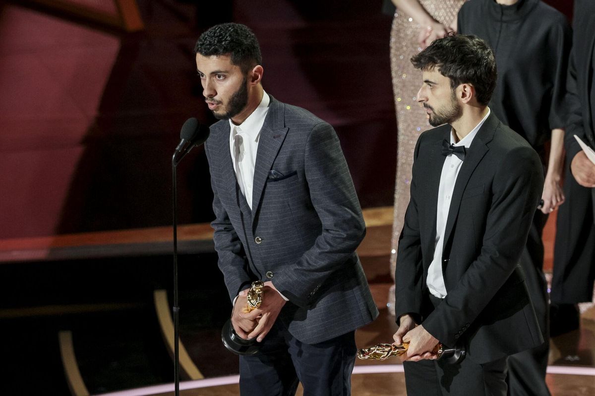 El cineasta palestino Basel Adra (i) y su colega israelí Yuval Abraham (d) fueron registrados este domingo, 2 de marzo, al recibir el premio Óscar a mejor documental por el largometraje No Other Land, durante la edición 97 de los afamados galardones del cine estadounidense, en el Teatro Dolby de Hollywood, en Los Ángeles (CA, EE.UU.). EFE/Allison Dinner. Se añaden fotos del día