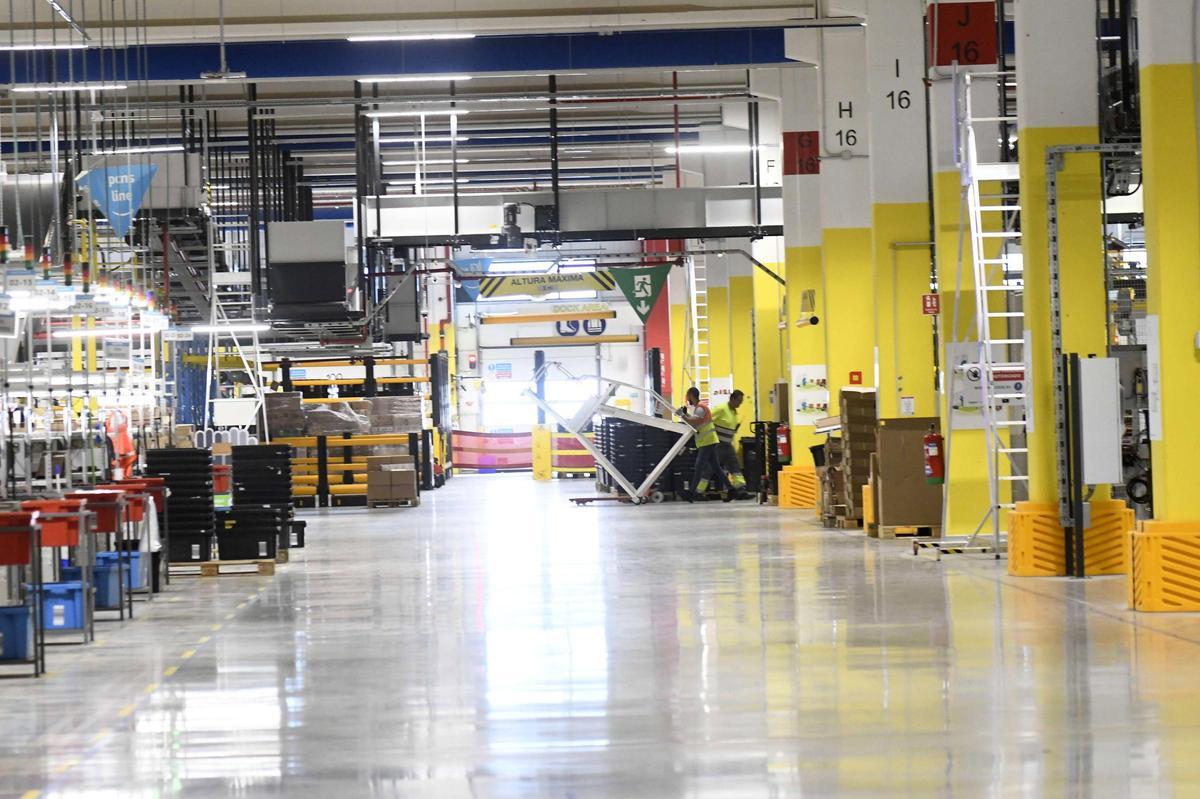 Así es por dentro el centro logístico de Amazon en Murcia