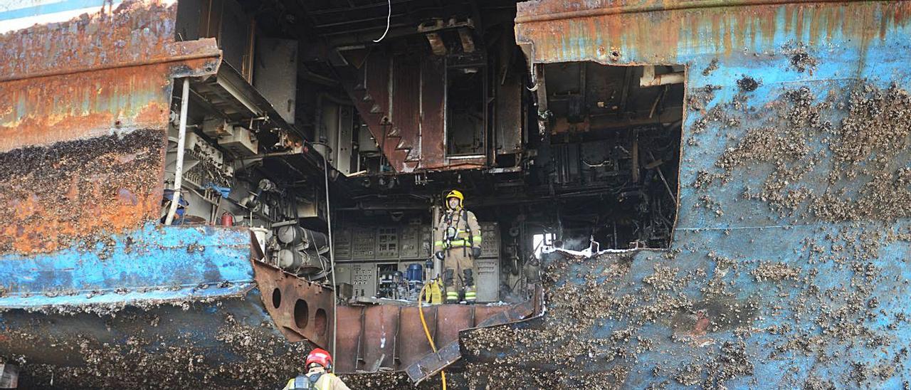 Un bombero, en la parte de la bodega en la que se declaró el incendio. |   // NOÉ PARGA