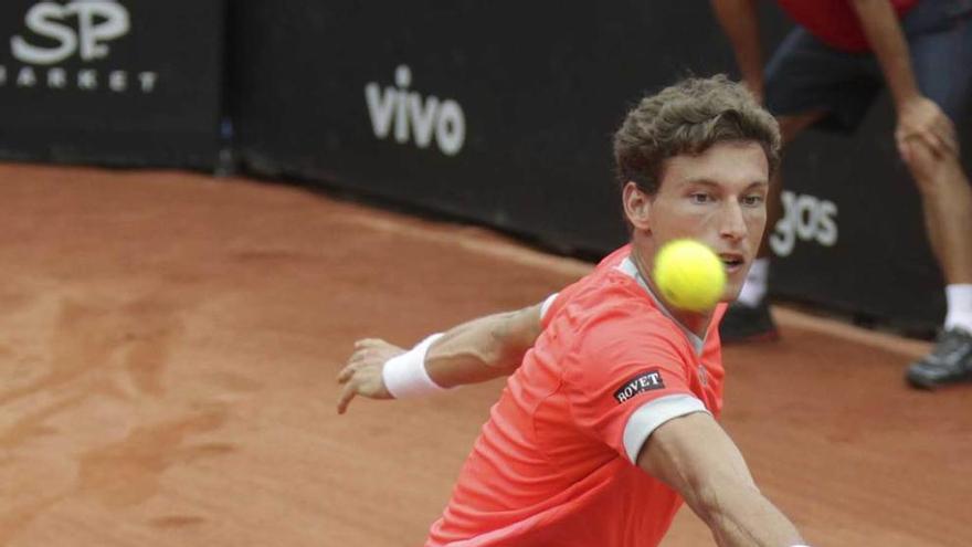 Pablo Carreño conecta un golpe de derecha durante la final de São Paulo frente a Pablo Cuevas.