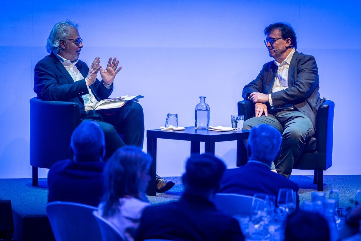 Alex Salmon y Javier Cercas conversan sobre el poder transformador de la cultura durante el Cornellà Creació Fòrum, en una sesión centrada en el papel del pensamiento y la literatura en la sociedad contemporánea, a 29 de mayo de 2026.. Cultura. Barcelona. AUTOR: Manu Mitru | EPC