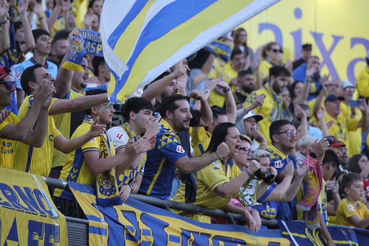Viera y Jesé aplauden al sector de la Naciente.