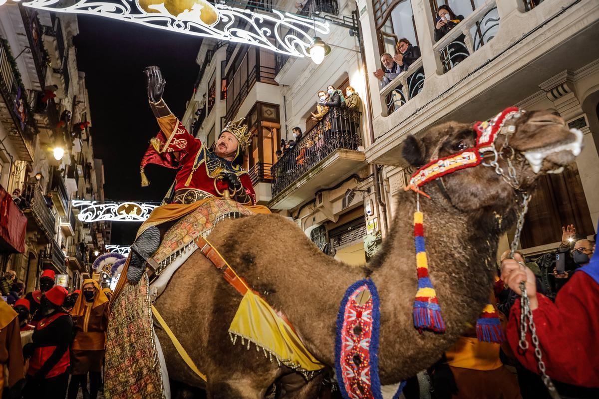 Melchor, Gaspar y Baltasar recorren Alcoy sobre elegantes camellos.