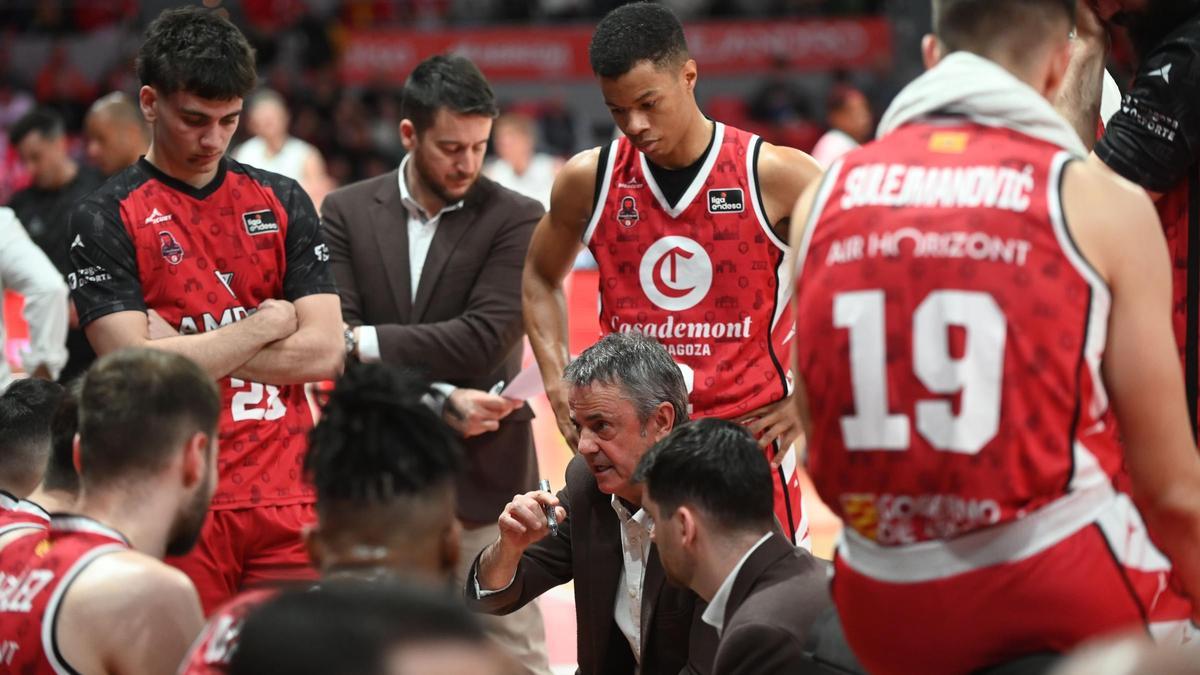 Porfirio Fisac da instrucciones a sus jugadores durante un tiempo muerto