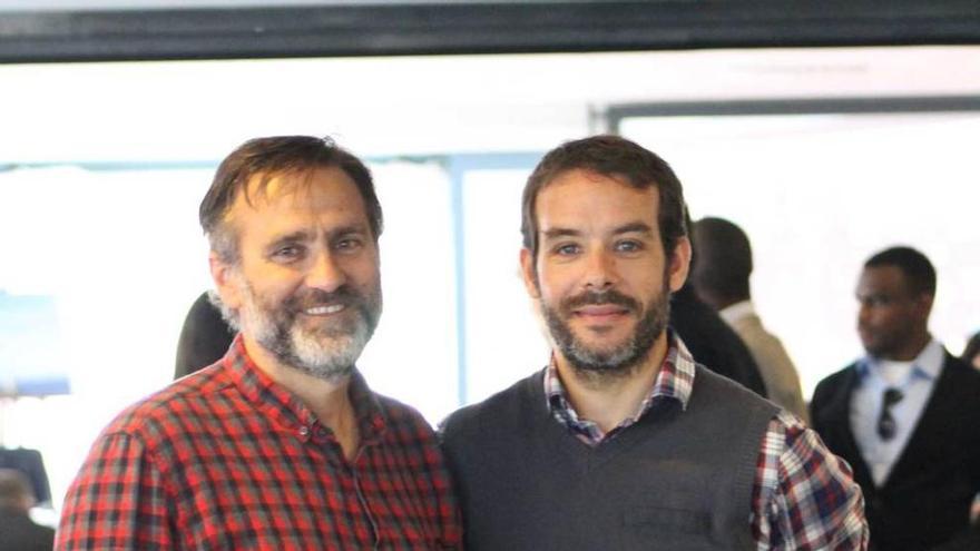 Guillermo García y José Manuel Garzón, ayer, en Navia.