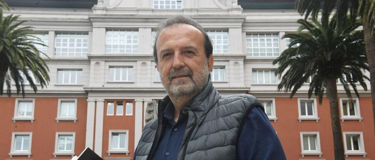 O escritor e xornalista Pemón Bouzas, onte na Coruña.   | // CARLOS PARDELLAS
