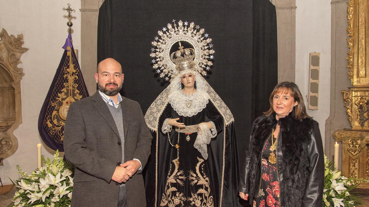 El restaurador Ricardo Kantowitz y la hermana mayor de la cofradía, Mariví Valor, ayer, con la virgen restaurada.