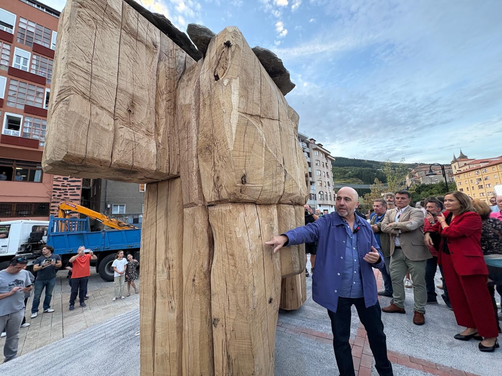 Cangas del Narcea ya tiene su monumento tributo al ganadero