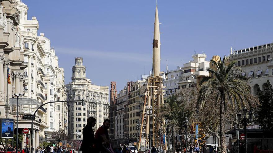 La plaza del Ayuntamiento de València, con la falla municipal.