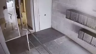 Vídeo | Agredeix i roba de nou a una dona en un portal a Girona i torna a quedar lliure
