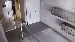 Vídeo | Agredeix i roba de nou a una dona en un portal a Girona i torna a quedar lliure