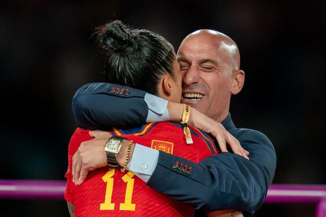 Luis Rubiales abraza a Jenni Hermoso tras la victoria del Mundial