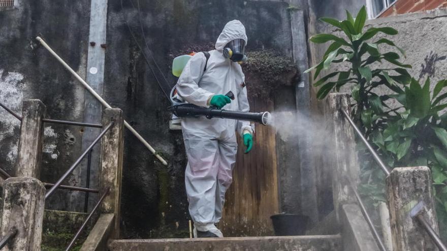 Treballs de desinfecció en una favela del Brasil durant la pandèmia de coronavirus